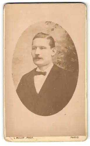 Fotografie L. Mulot, Paris, Portrait Herr mit zurückgekämmtem Haar