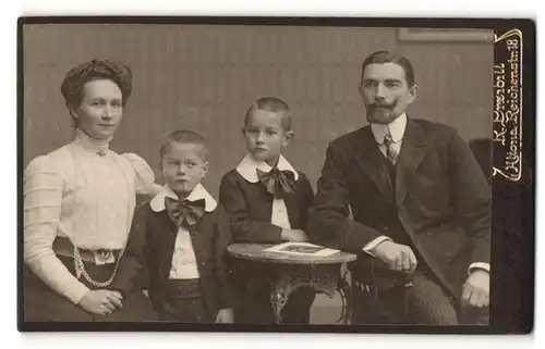 Fotografie R. Przibill, Hamburg-Altona, Portrait junge gutbürgerliche Familie