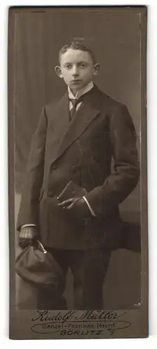 Fotografie Rudolf Müller, Görlitz, Junger Bursche mit Lederhandschuhen und Segelohren