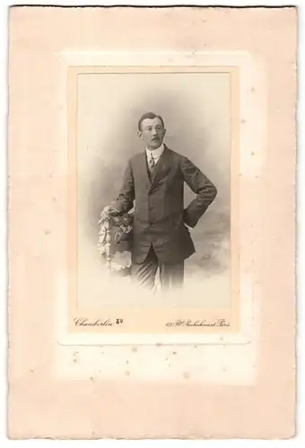 Fotografie Chamberlin, Paris, junger Mann in schickem Anzug und grossen Geheimratsecken