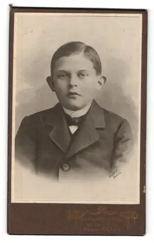Fotografie Bernhard Lütke, Beckum i/W, Portrait Knabe in Anzug