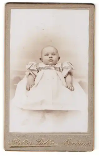 Fotografie Atelier Lütke, Beckum, Portrait properes Baby im hübschen Kleid