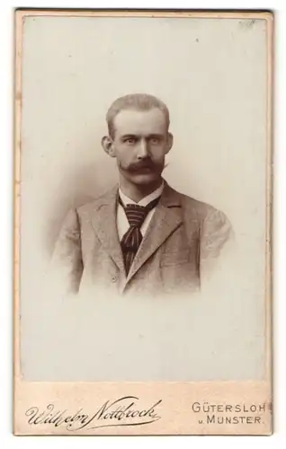 Fotografie Wilhelm Nottbrock, Gütersloh, Portrait bürgerlicher Herr im Anzug mit Zwirbelbart
