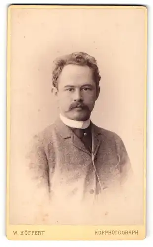 Fotografie W. Höffert, Dresden, Portrait junger Herr im Anzug mit Schnurrbart