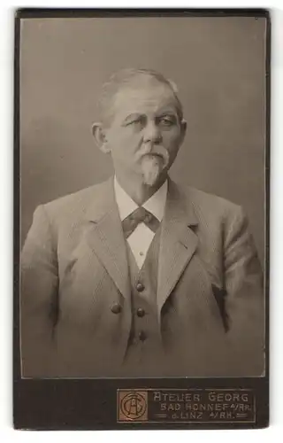 Fotografie Atelier Georg, Bad Honnef a. Rh., Portrait älterer Herr im eleganten Anzug mit Knebelbart