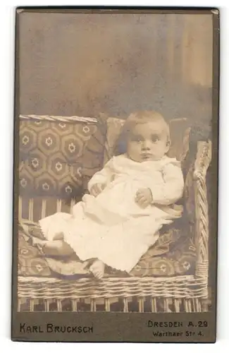 Fotografie Karl Bruksch, Dresden, Portrait niedliches Baby mit blonden Haaren