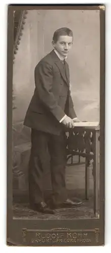 Fotografie Rudolf Kühn, Erfurt, Junger Herr im Anzug lächelt