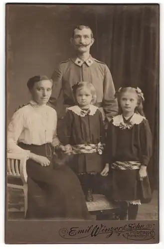 Fotografie Emil Winzer, Potschappel, Junge Familie posiert mit seinen beiden Töchtern in Kleidchen