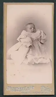Fotografie Chamberlin, Paris, Portrait Säugling in Kleidchen