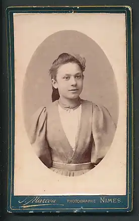 Fotografie J. Marcou, Nimes, Portrait Mädchen mit zusammengebundenem Haar