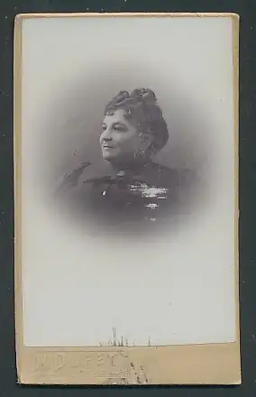 Fotografie H. Duffey, Nancy, Portrait Frau mit zusammengebundenem Haar