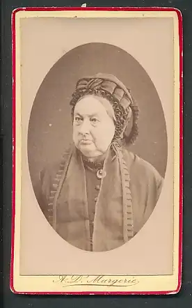 Fotografie A. D. Margerie, Angers, Portrait Greisin mit traditioneller Haube