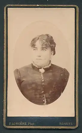 Fotografie F. Longière, Roanne, Portrait junge Frau mit zusammengebundenem Haar