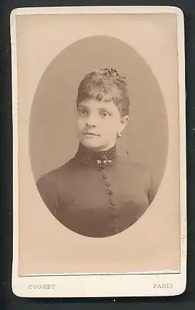 Fotografie Cognet, Paris, Portrait Fräulein mit zusammengebundenem Haar