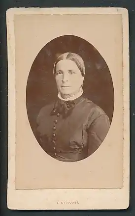 Fotografie F. Gervais, Honfleur, Portrait Frau in zeitgenöss. Garderobe