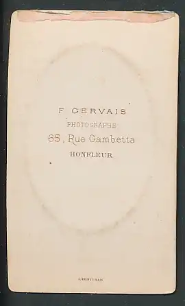 Fotografie F. Gervais, Honfleur, Portrait Frau in zeitgenöss. Garderobe