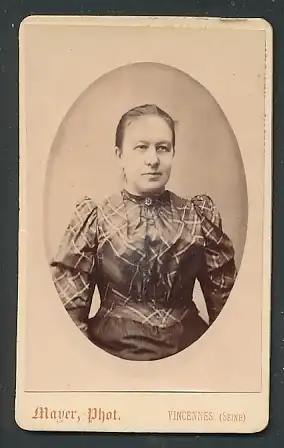 Fotografie Mayer, Vincennes, Portrait Frau mit zusammengebundenem Haar
