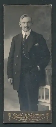 Fotografie Ernst Eschemann Biedenkopf, Laasphe / Lahnstrasse, Herr mit Schnurrbart in edlem Anzug mit Taschenuhr