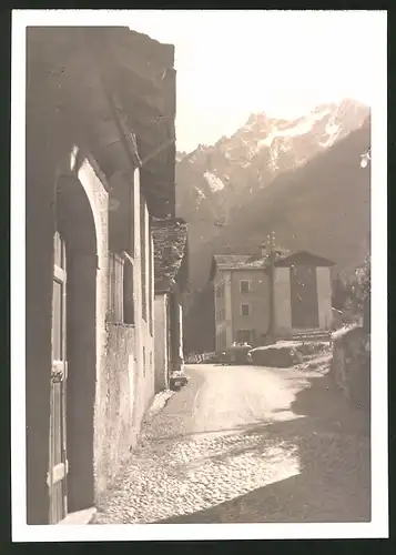 Fotografie Fotograf unbekannt, Ansicht Maloja, Auto auf der Passstrasse am Ortsrand