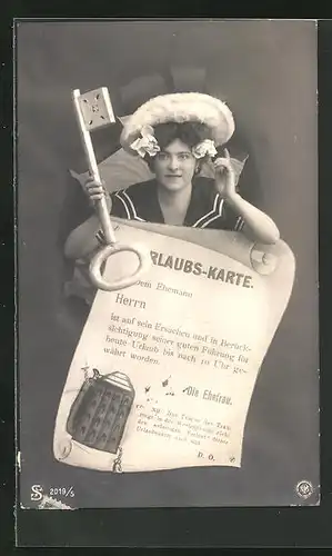 AK Frau mit grossem Schlüssel und Urlaubs-Karte, frauenfeindlicher Humor