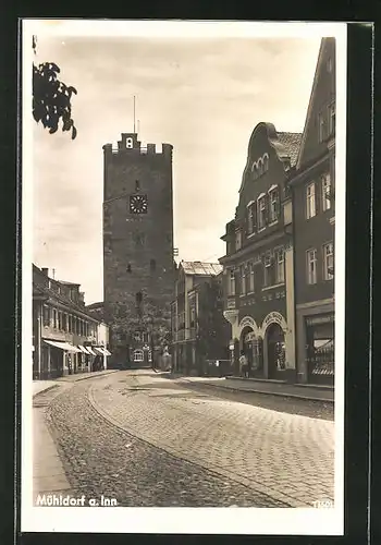 AK Mühldorf a. Inn, Strassenpartie mit Turm
