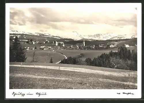 AK Scheidegg im Allgäu, Gesamtansicht mit Sicht auf Berge und Kirche