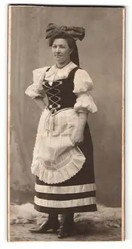 Fotografie Samson & Co., Düsseldorf, Portrait junge Frau in Tracht