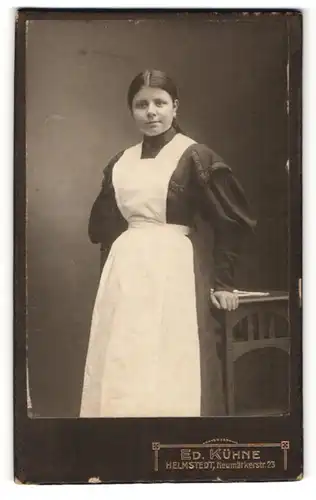 Fotografie Ed. Kühne, Helmstedt, Portrait Dienstmädchen in Arbeitskleidung