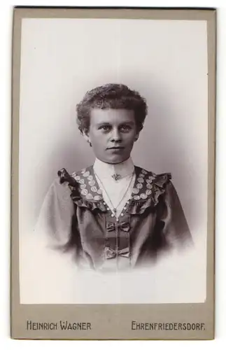 Fotografie Heinrich Wagner, Ehrenfriedersdorf, Portrait freundich blicken junge Dame mit Brosche und Halskette