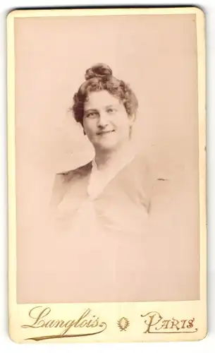 Fotografie Langlois, Paris, Portrait charmant lächelnde Dame mit Dutt