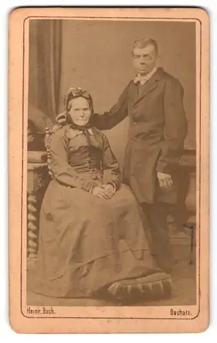 Fotografie Heinr. Bach, Oschatz, Portrait älteres Ehepaar in festlicher Kleidung