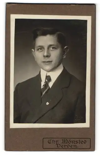 Fotografie Chr. Mönsted, Verden, Portrait junger Herr im Anzug mit Krawatte