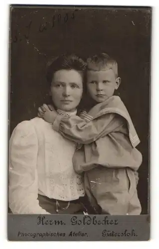 Fotografie Herm. Goldbecker, Gütersloh, Portrait Mutter mit Sohn im Matrosenanzug