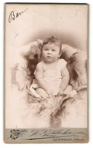 Fotografie H. Goldbecker, Gütersloh i. Westf., Portrait Baby auf einem Fell