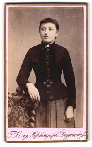Fotografie F. Lang, Deggendorf, charmante dunkelhaarige Frau mit Brosche am Kragen