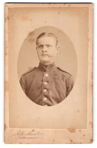 Fotografie Selle & Kuntze, Potsdam, Portrait blonder Soldat mit Mittelscheitel in Uniform