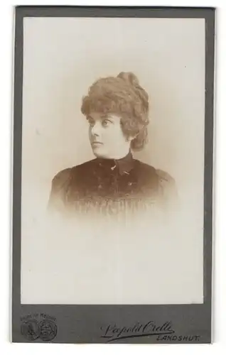 Fotografie Leopold Orelli, Landshut, Portrait hübsches Fräulein mit Dutt in eleganter dunkler Bluse