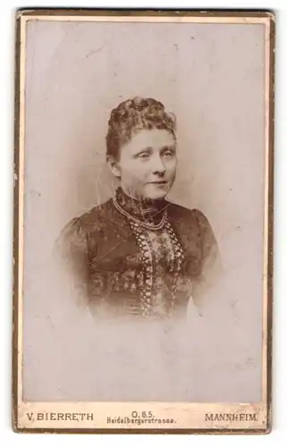 Fotografie V. Bierreth, Mannheim, Portrait hübsches Fräulein mit Flechtfrisur und Perlenhalskette