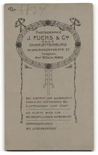 Fotografie J. Fuchs & Co, Berlin, hübscher Knabe im eleganten Anzug mit Buch zur Konfirmation