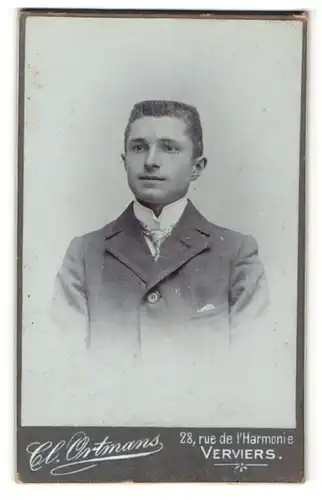 Fotografie Cl. Ortmans, Verviers, Portrait junger hübscher Mann mit Krawatte