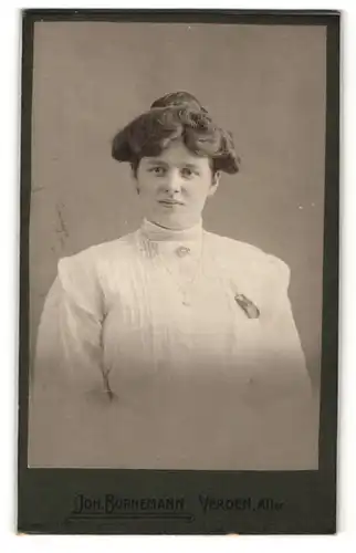 Fotografie Joh. Bornemann, Verden / Aller, Portrait hübsche junge Frau mit eleganter Hochsteckfrisur und Halskette