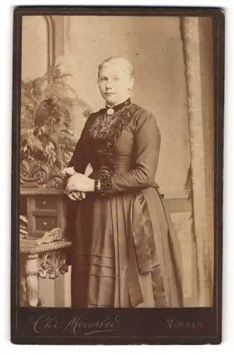 Fotografie Chr. Mönsted, Verden, Portrait Mädchen in festlichem Kleid