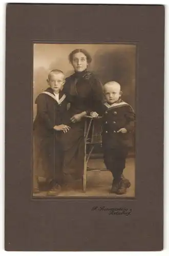 Fotografie P. Rosenzweig, Betzdorf, Portrait Mutter mit Söhnen