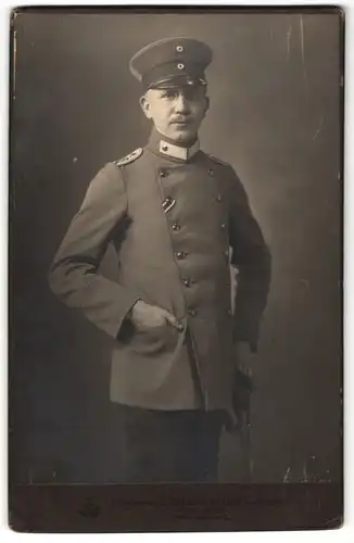 Fotografie O. Ensslinger, Darmstadt, Portrait Leutnant in Uniform