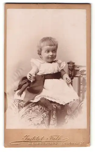 Fotografie Institut Fath, Halberstadt, Portrait Kleinkind in Kleidchen