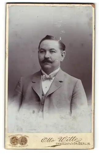 Fotografie Otto Witte, Berlin, Portrait Herr in zeitgenöss. Garderobe