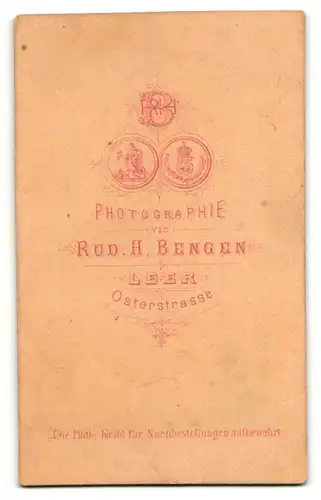 Fotografie Rud. H. Bengen, Leer, Portrait Dame in zeitgenöss. Garderobe