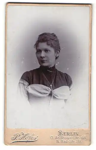 Fotografie P. Höfer, Berlin, Portrait junge Dame mit zusammengebundenem Haar