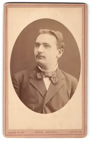 Fotografie Pflaum & Co., Berlin, Portrait junger Herr mit zeitgenöss. Frisur