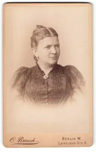 Fotografie C. Brasch, Berlin-W, Portrait Frau mit zusammengebundenem Haar